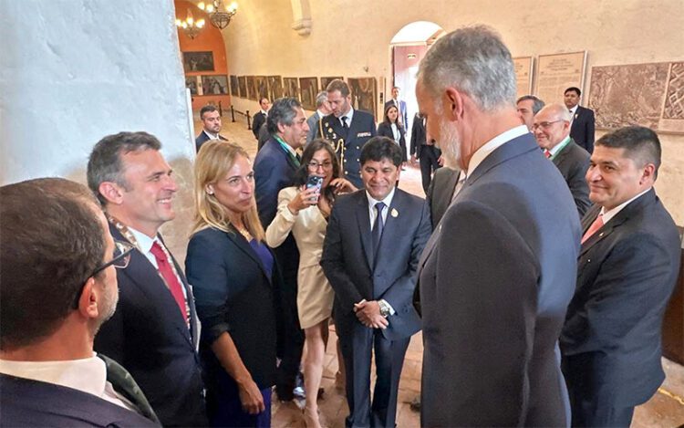 El rey de España saluda al alcalde gaditano y la presidenta de la Diputación / FOTO: Ayto.