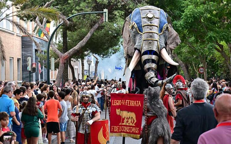 Estampa del desfile inaugural / FOTO: Eulogio García