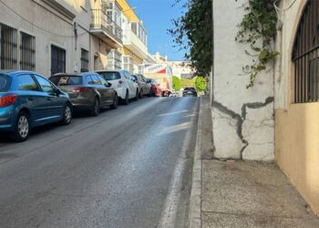 Una de las aceras imposibles de la calle / FOTO: PP