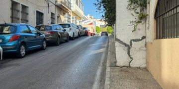 Una de las aceras imposibles de la calle / FOTO: PP