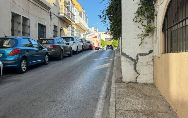 Una de las aceras imposibles de la calle / FOTO: PP