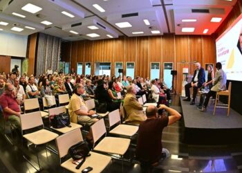 Un momento de la charla con Romay / FOTO: Eulogio García