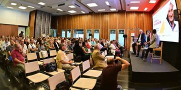Un momento de la charla con Romay / FOTO: Eulogio García