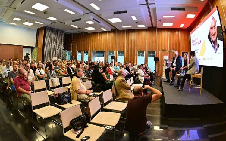 Un momento de la charla con Romay / FOTO: Eulogio García