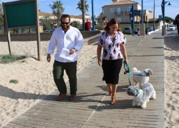 Los concejales de Playas y Bienestar Animal posando con perros / FOTO: Ayto.