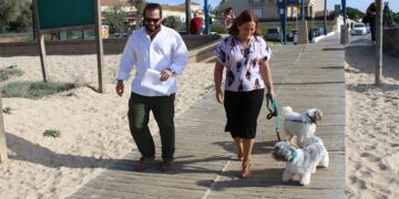 Los concejales de Playas y Bienestar Animal posando con perros / FOTO: Ayto.