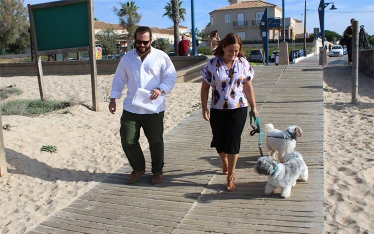 Los concejales de Playas y Bienestar Animal posando con perros / FOTO: Ayto.