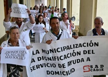 Protestando en los bajos del Ayuntamiento / FOTO: Eulogio García