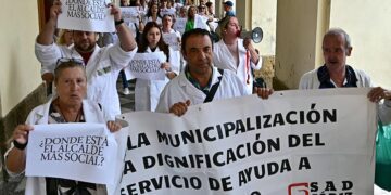 Protestando en los bajos del Ayuntamiento / FOTO: Eulogio García