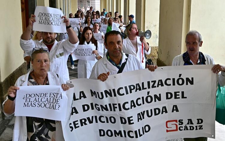 Protestando en los bajos del Ayuntamiento / FOTO: Eulogio García