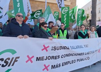 Delegados sindicales frente a la Subdelegación a finales de 2024 / FOTO: CSIF