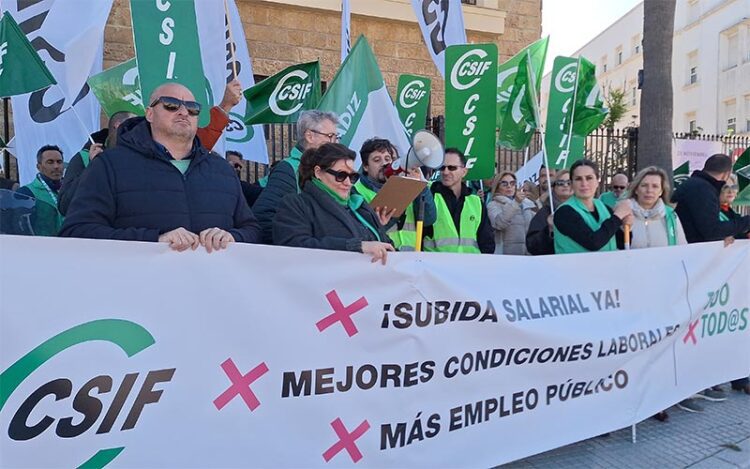 Delegados sindicales frente a la Subdelegación a finales de 2024 / FOTO: CSIF