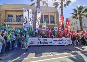 Tras la pancarta frente a la Subdelegación / FOTO: CSIF