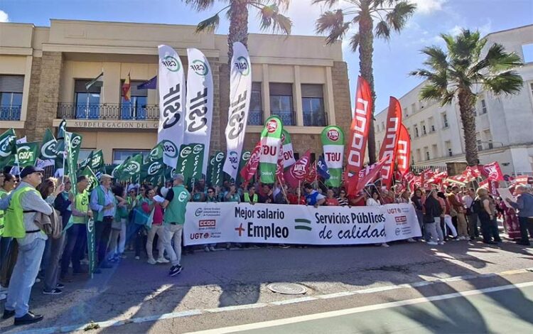 Tras la pancarta frente a la Subdelegación / FOTO: CSIF