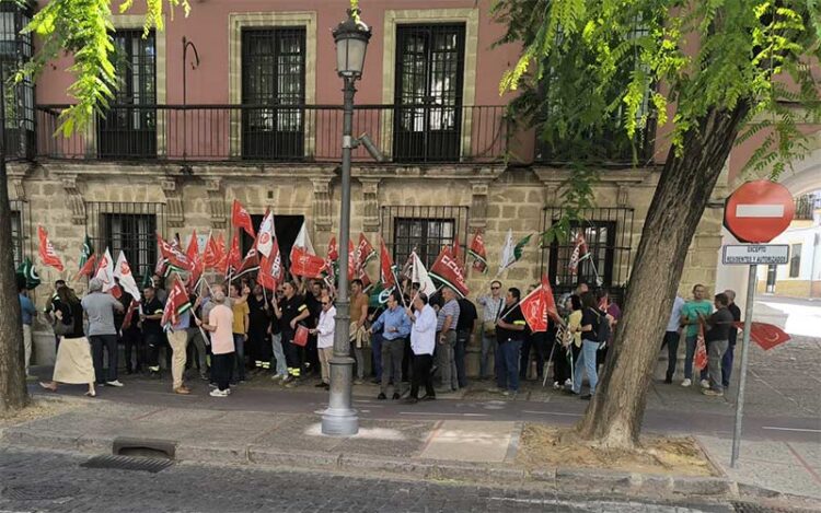 Una reciente concentración ante la sede del CAZG en Jerez / FOTO: cedida