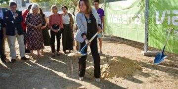 Posado de la consejera pala en mano / FOTO: Junta