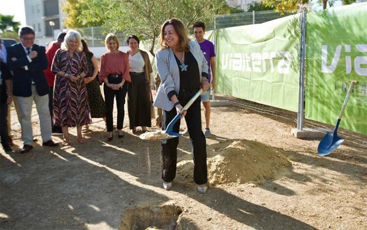 Posado de la consejera pala en mano / FOTO: Junta