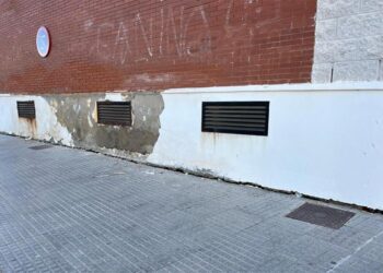 Huecos entre la fachada y la acera en uno de los laterales / FOTO: AxSí