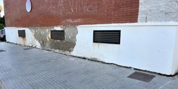 Huecos entre la fachada y la acera en uno de los laterales / FOTO: AxSí