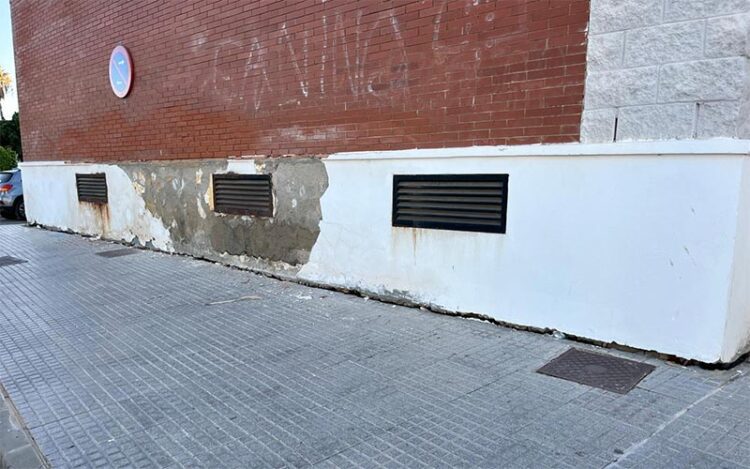 Huecos entre la fachada y la acera en uno de los laterales / FOTO: AxSí
