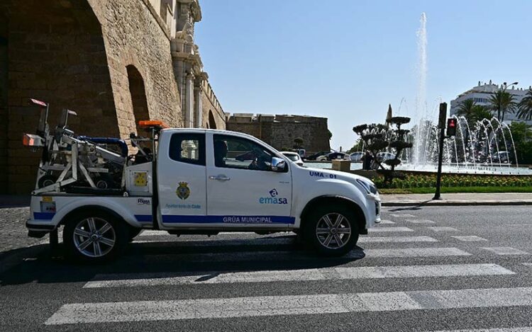 La grúa de Emasa en plena faena / FOTO: Eulogio García