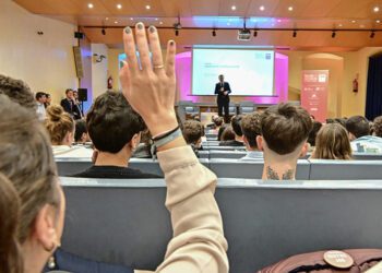 El alcalde interactuando con los jóvenes en su saludo institucional / FOTO: Eulogio García