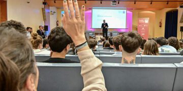 El alcalde interactuando con los jóvenes en su saludo institucional / FOTO: Eulogio García