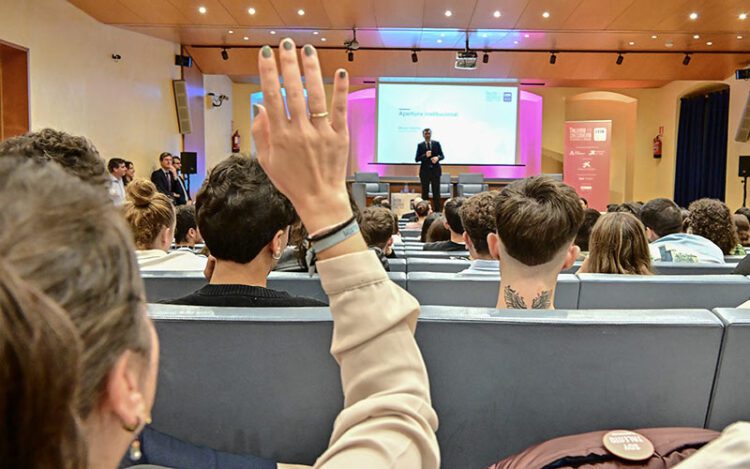 El alcalde interactuando con los jóvenes en su saludo institucional / FOTO: Eulogio García