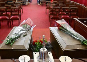 Los ataúdes al fin con los nombres de Manuel y Juan Diego  / FOTO: Eulogio García