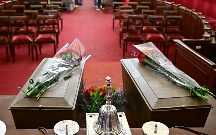 Los ataúdes al fin con los nombres de Manuel y Juan Diego  / FOTO: Eulogio García