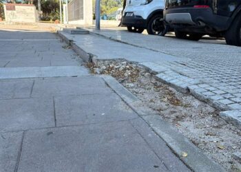 Escalones destrozados de la plaza Manuel Cuenca / FOTO: PSOE