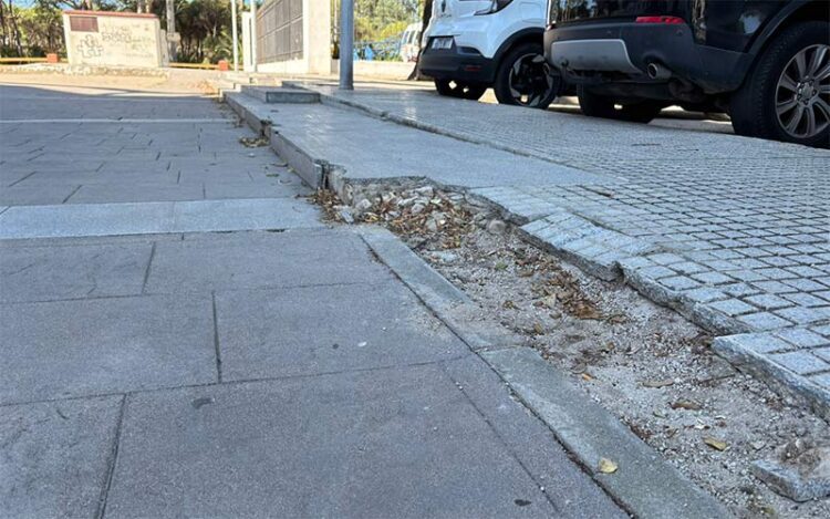 Escalones destrozados de la plaza Manuel Cuenca / FOTO: PSOE