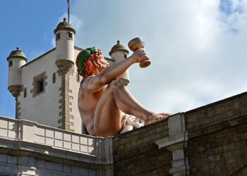 Trasera de la escultura del dios Baco colocada el pasado carnaval / FOTO: Eulogio García