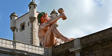 Trasera de la escultura del dios Baco colocada el pasado carnaval / FOTO: Eulogio García