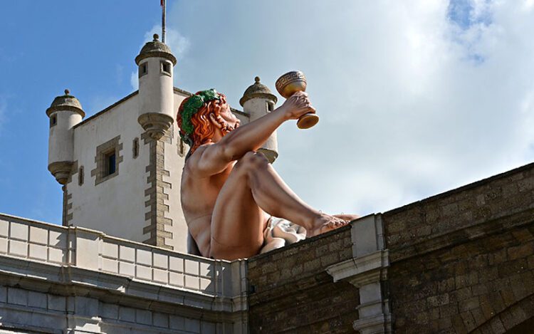 Trasera de la escultura del dios Baco colocada el pasado carnaval / FOTO: Eulogio García