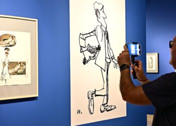Paseo por la muestra temporal de Mingote / FOTO: Eulogio García