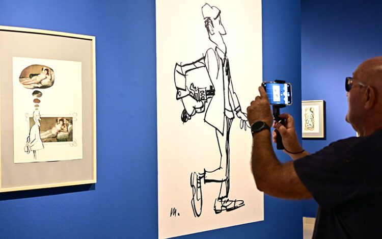 Paseo por la muestra temporal de Mingote / FOTO: Eulogio García