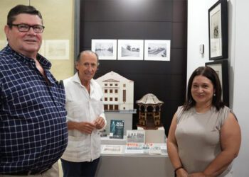Posando con el rincón de las maquetas / FOTO: Ayto.