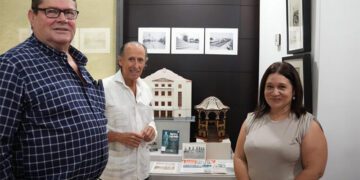 Posando con el rincón de las maquetas / FOTO: Ayto.