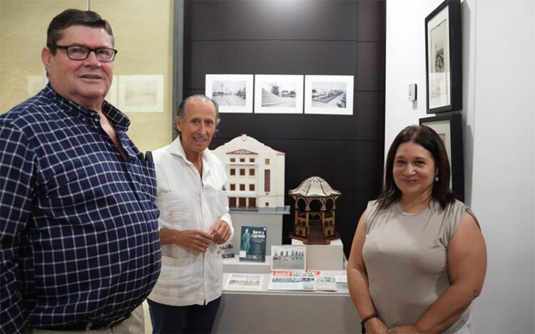 Posando con el rincón de las maquetas / FOTO: Ayto.