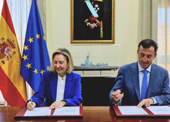 Representantes de Defensa y de Navantia firman el contrato / FOTO: Ministerio de Defensa