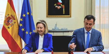 Representantes de Defensa y de Navantia firman el contrato / FOTO: Ministerio de Defensa