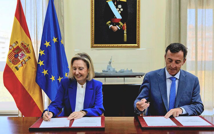 Representantes de Defensa y de Navantia firman el contrato / FOTO: Ministerio de Defensa