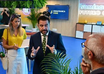 Fran González charla con periodistas durante la inauguración de la sede de Incubazul / FOTO: Eulogio García