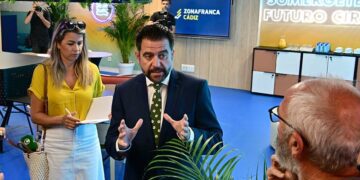 Fran González charla con periodistas durante la inauguración de la sede de Incubazul / FOTO: Eulogio García