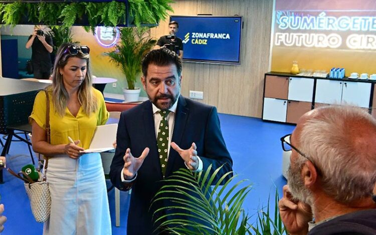 Fran González charla con periodistas durante la inauguración de la sede de Incubazul / FOTO: Eulogio García