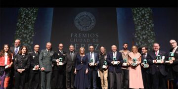 Foto de familia con todos los premiados / FOTO: Ayto.