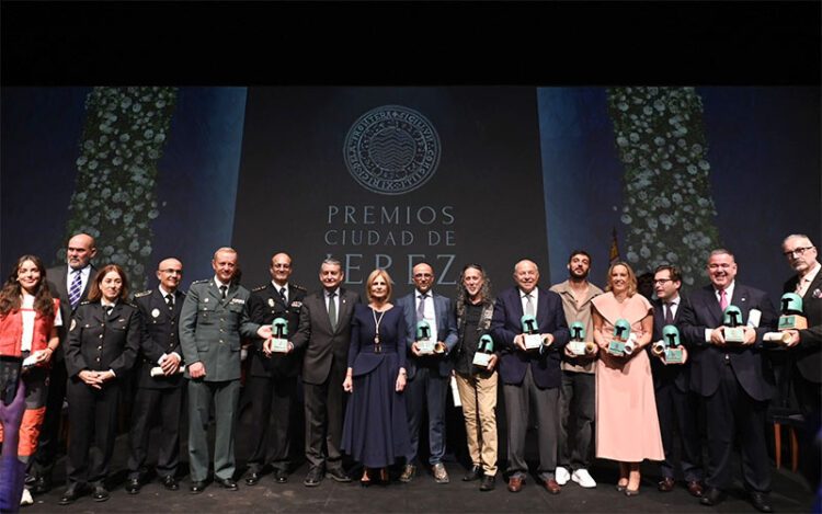 Foto de familia con todos los premiados / FOTO: Ayto.