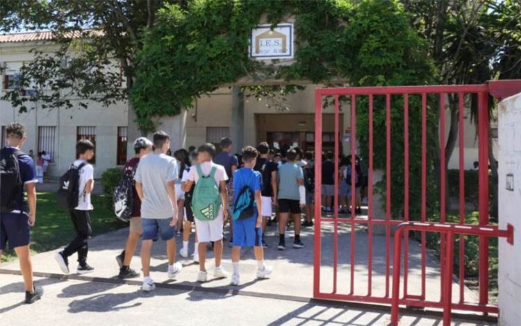 En la entrada del IES Arroyo Hondo / FOTO: Ayto.