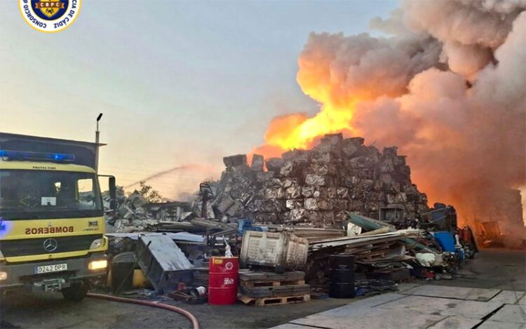 El fuego seguía activo al atardecer / FOTO: CBPC